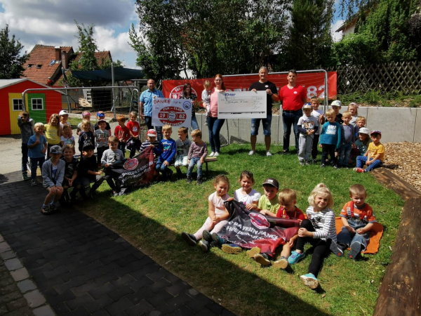 Bayern-Fanclub übergab Spende an den Kindergarten St. Lioba