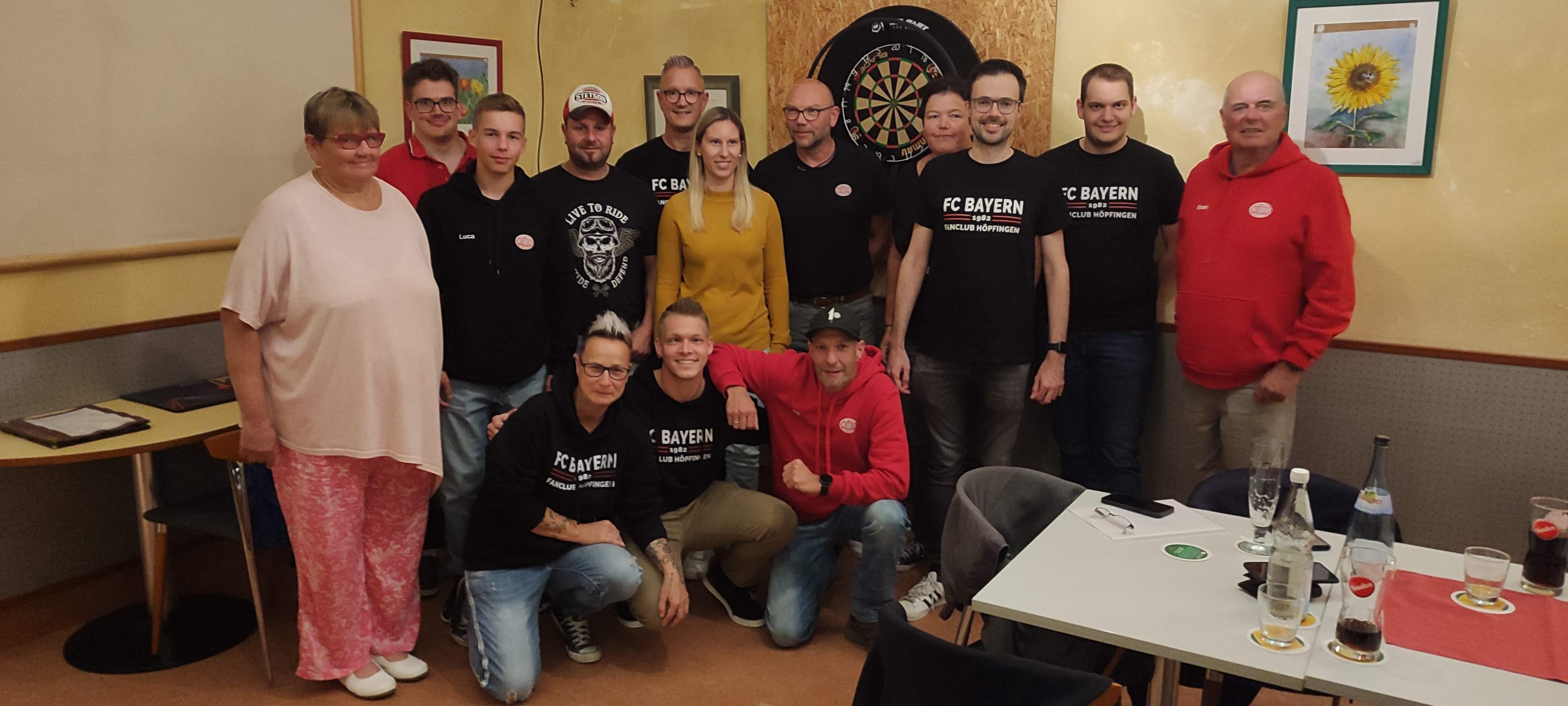 Mitgliederversammlung - Die neuformierte Vorstandschaft des FC Bayern Fanclub'82